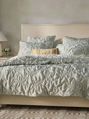 ANTHROPOLOGIE
Silky Floral Stitched Quilt - Pale Sage